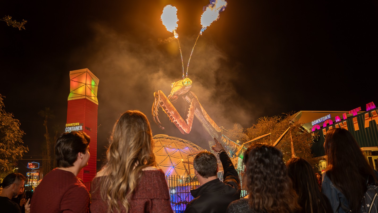 在拉斯維加斯市中心，與美食、精彩故事和難忘的活力一同體驗這座不夜城。