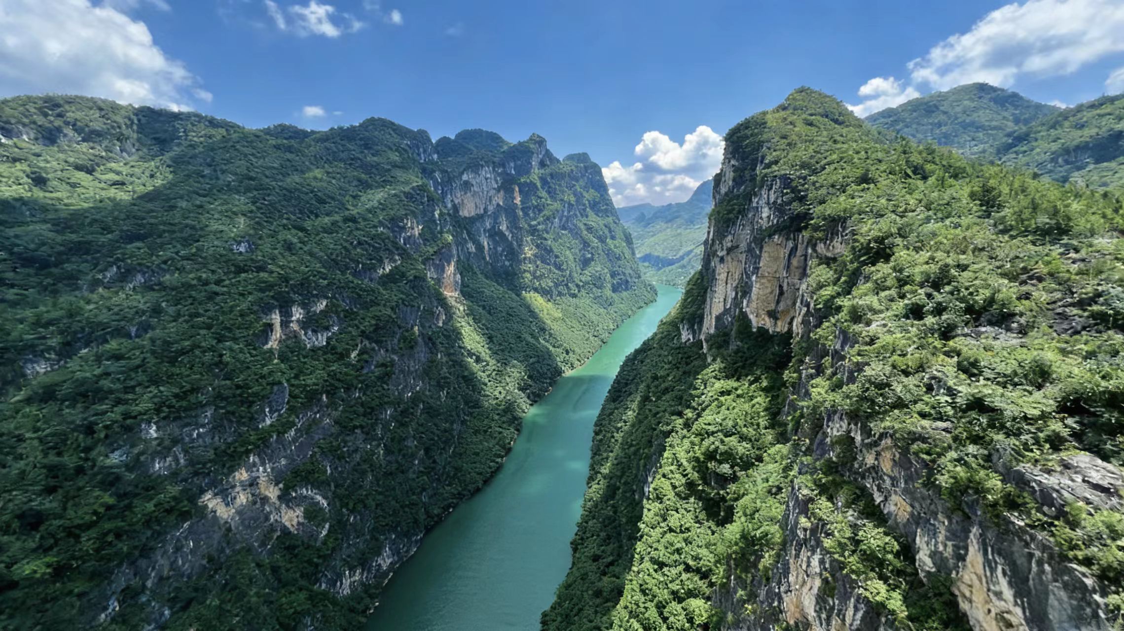 風過時,草木輕晃,把峽谷的雄奇都裹在了鮮活的綠意裡 風過時,草木輕晃,把峽谷的雄奇都裹在了鮮活的綠意裡