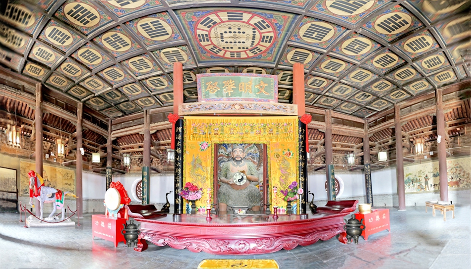 探秘完“東方雕塑陳列館”麥積山石窟，一場舌尖上的天水之旅悄然開啟。品嚐當地特色午餐後，前往天水市區的文化瑰寶——伏羲廟。這座明代建築群是國內規模最宏大、保存最完整的伏羲祭祀場所，青磚灰瓦間古柏森森，氤氳著千年人文氣息。
跟隨導遊的腳步步入其中，他會向您詳細介紹先天殿、太極殿等氣勢恢宏的建築，雕樑畫棟間盡顯古代工匠的精湛技藝；在殿內，導遊將為您講述伏羲聖像莊嚴肅穆背後的故事，以及四周陳列的與伏羲文化相關的珍貴文物，如何訴說著人文始祖一畫開天、肇啟華夏文明的傳奇故事。