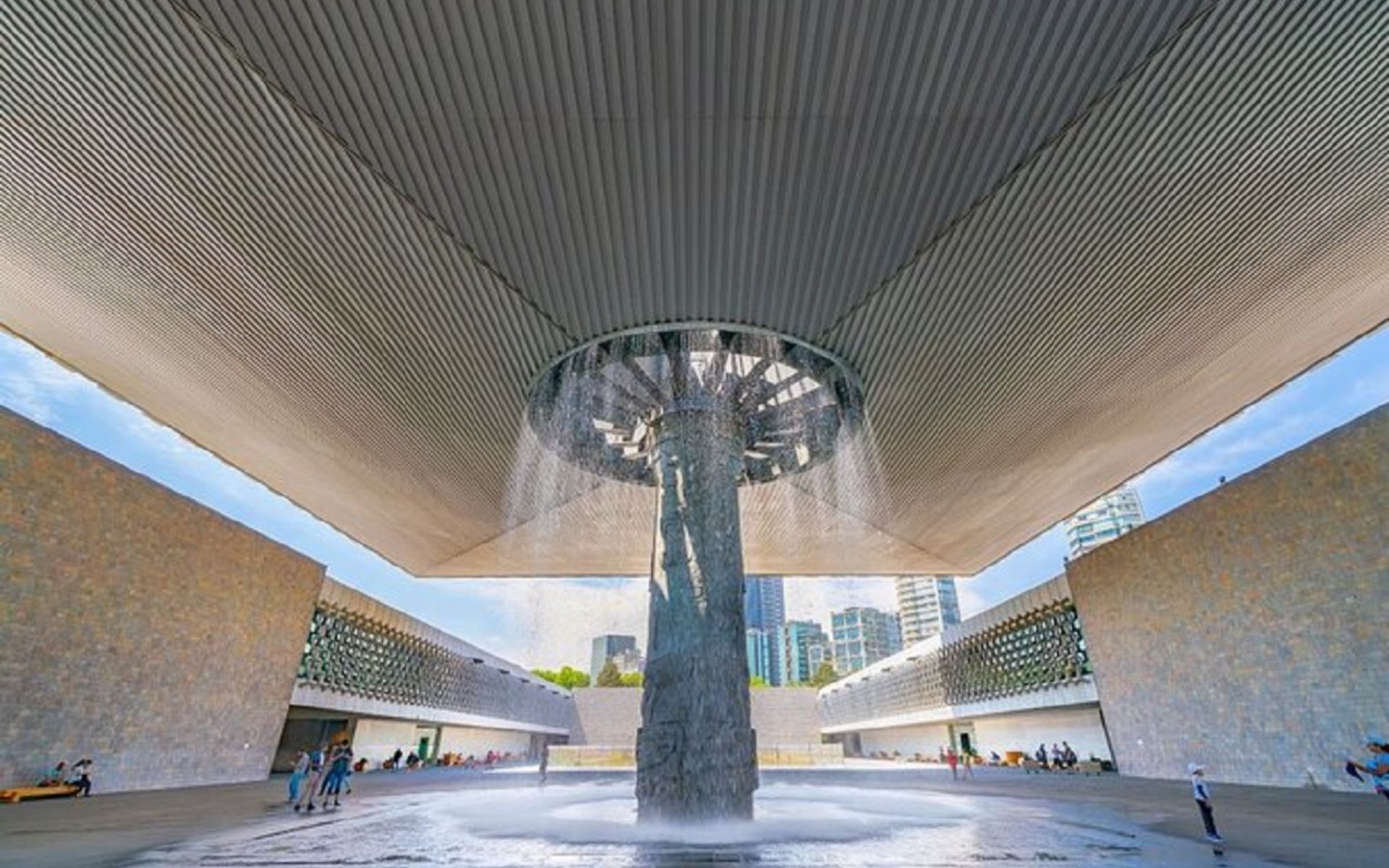 漫步於國家博物館的宏偉庭院，欣賞其令人驚嘆的標誌性雨柱。