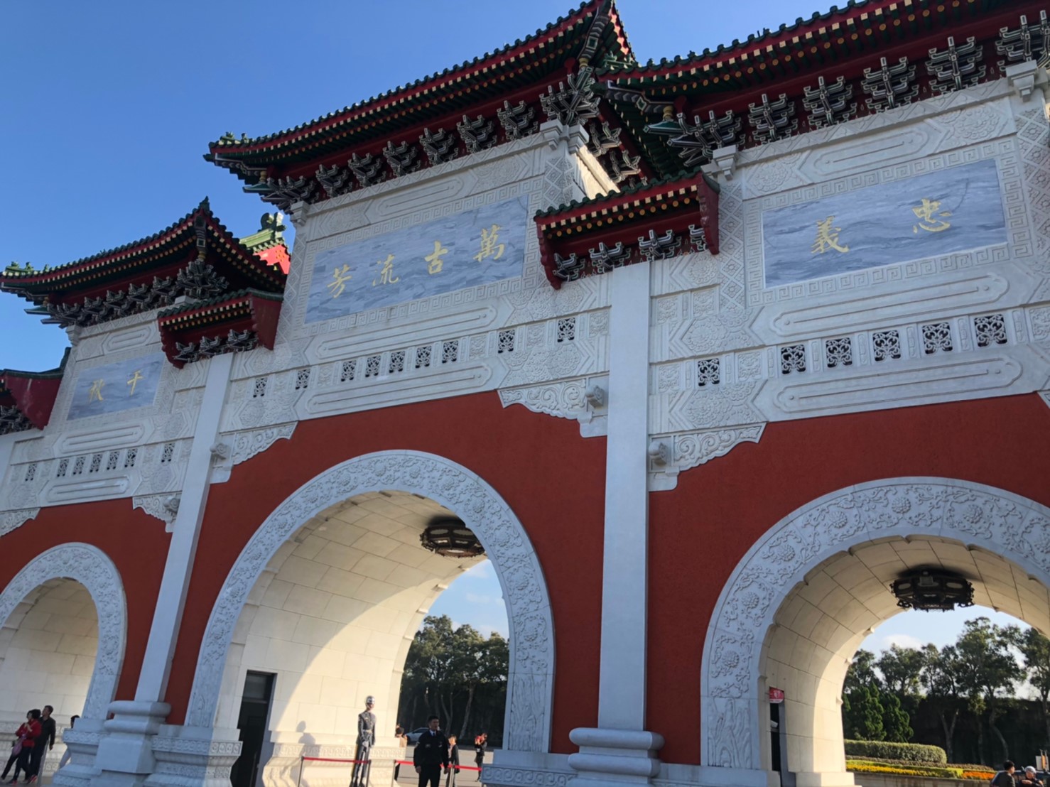 中正紀念堂＆台北101＆龍山寺＆故宮一日遊（可選購饗饗自助晚餐）