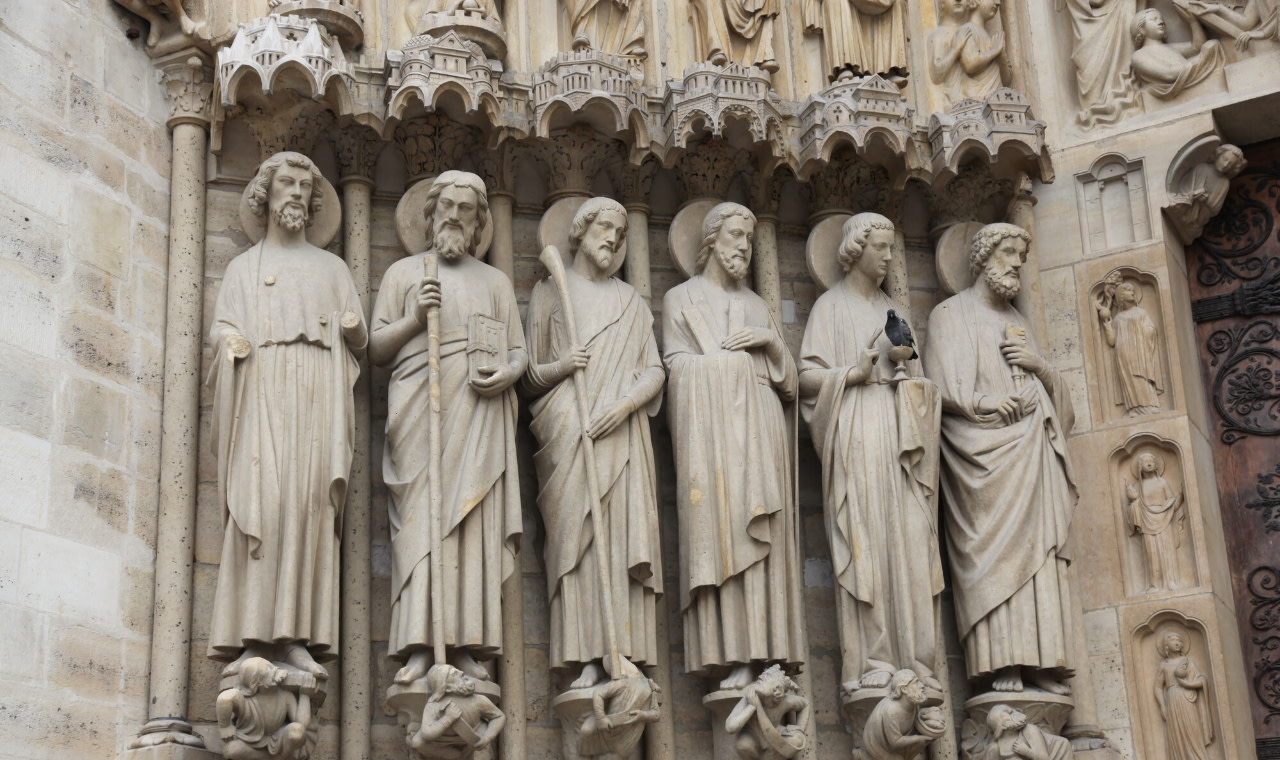 六座精緻的石像為歷史悠久的聖母教堂正面增添光彩 六座精緻的石像為歷史悠久的聖母教堂正面增添光彩