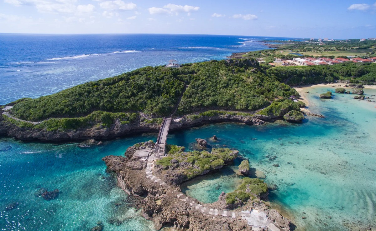 【Imugya Marine Garden】
被天然岩礁包圍形成的寧靜海灣。海水清澈見底，藍色層次分明，
建議一定要登上高處景觀台，整片海灣盡收眼底，是絕美的寶藏秘境。