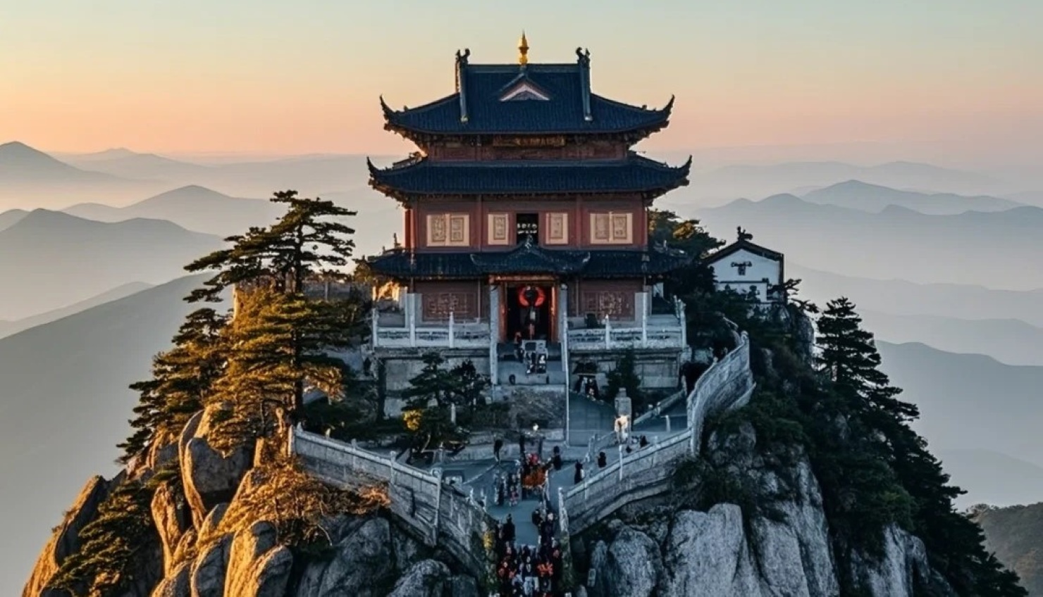 到"蓮花佛國"九華山。走進佛教徒禮拜的聖地，遊覽山中最古老的開山祖寺"化城寺"，敬香祈福平安