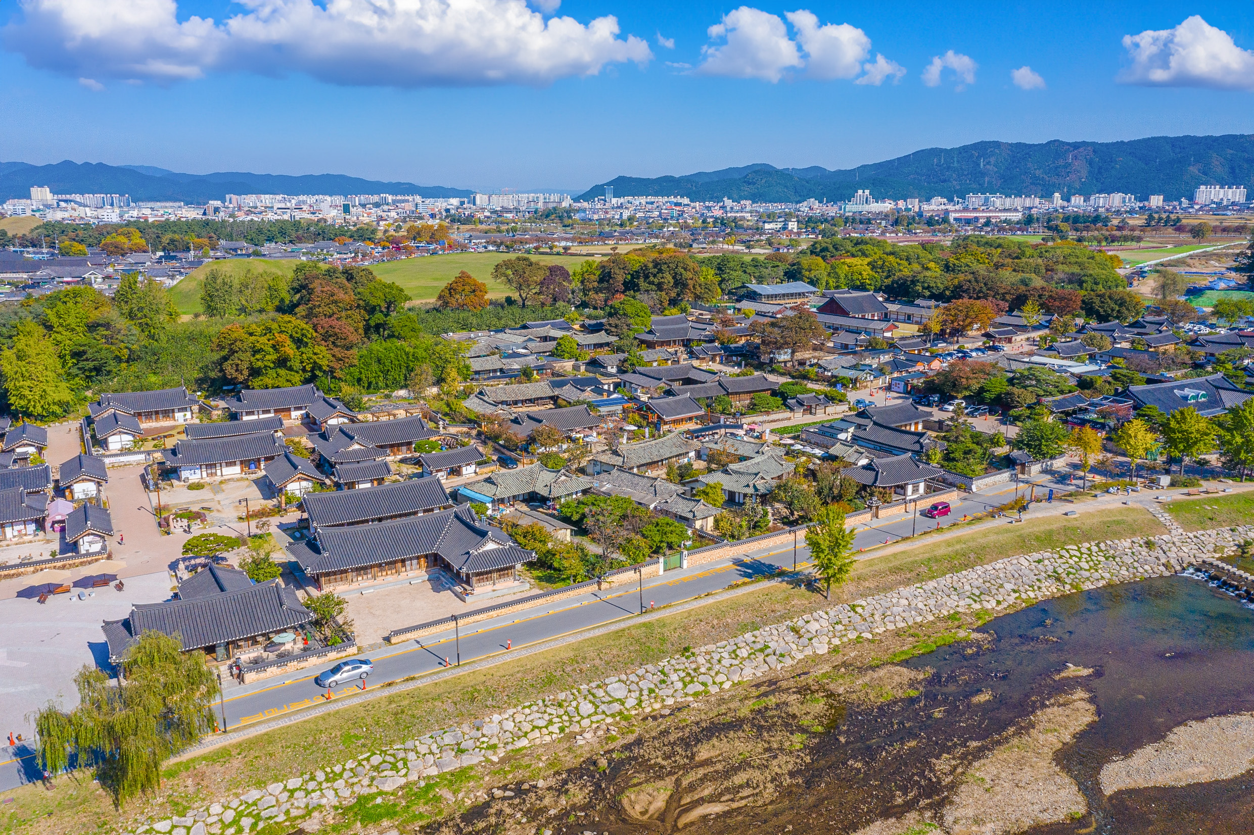 在慶州校村 (Gyeongju Gyochon Village)，一窺擁有數百年歷史的崔氏家族的傳統與生活方式，這裡也是慶州崔氏的發源地。