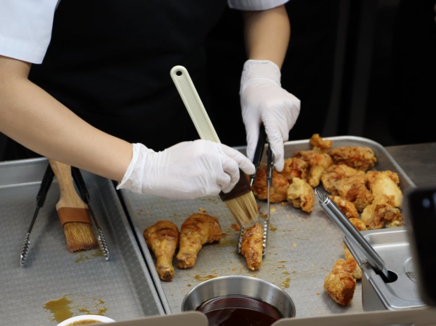 旅程的亮點是醬汁製作體驗！您可以選擇自己喜歡的醬汁，例如蜂蜜組合醬或醬油，製作出屬於您自己的雞肉。