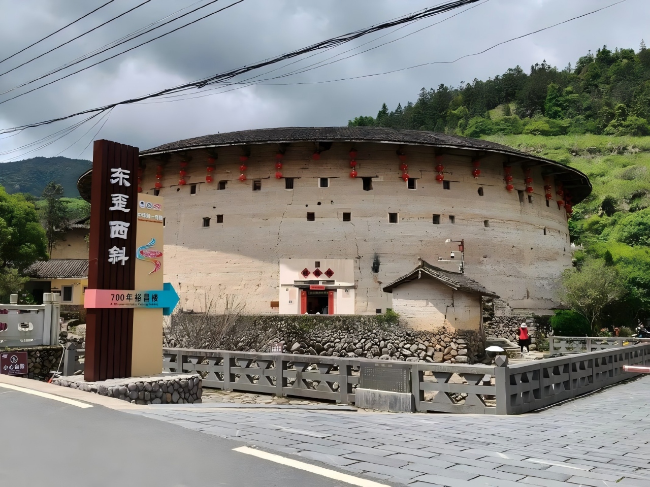 中華第一奇樓”——裕昌樓。
東歪西斜，這座土樓建成後不久，樓內迴廊木柱便開始從左風雨侵蝕和無數地震的考驗，至今依然如故。大傾斜度為15度，看起來搖搖欲墜，但經受幾百年