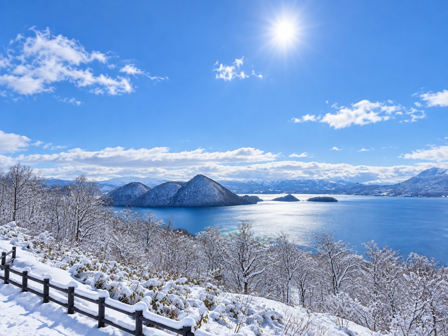 登高望遠,一覽湖光雪景。 登高望遠,一覽湖光雪景。