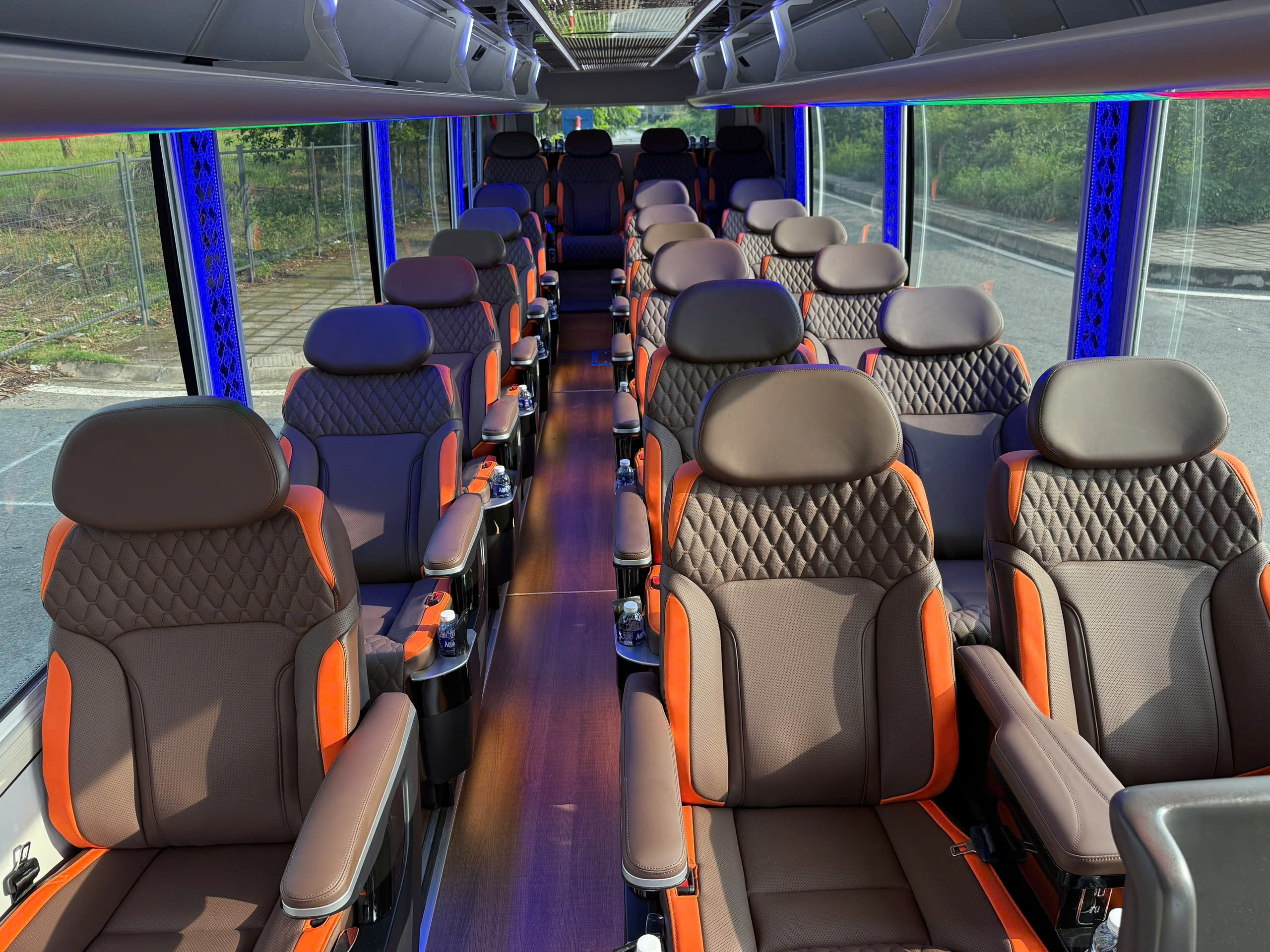 選擇氣墊豪華轎車，讓您的河內至下龍灣之旅更加輕鬆舒適：豪華、設備齊全，一路順暢無阻。