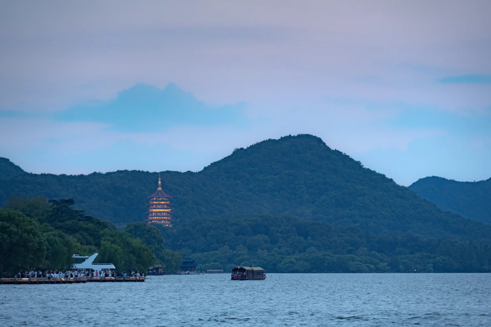走進西湖，映入眼簾的便是石子路兩旁嫩綠的楊柳樹，他們垂下的枝條讓整條路生機盎然。微風襲來，柳樹跳起了歡快的舞蹈，彷彿在向遊人們展示動人的身姿。當然他有時也會調皮地向遊人的臉上輕輕一揮，讓遊人一嗅自然的芳香。