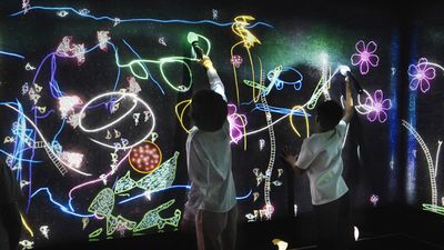 在「小人儿所居住的宇宙之窗」用光笔画出线条，用光印盖出印章，以此来作画