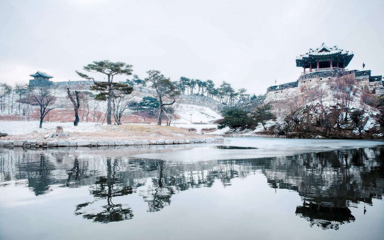 從城牆上,您可以欣賞到白雪皚皚的水原市的迷人景色——非常適合拍攝難忘的冬季照片。 從城牆上,您可以欣賞到白雪皚皚的水原市的迷人景色——非常適合拍攝難忘的冬季照片。