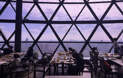 旋轉餐廳位於東方明珠塔267米的上球體，亞洲第二高旋轉餐廳