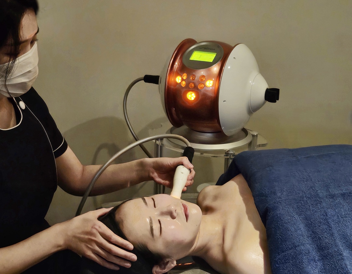 「Special Face Line UP RF 高頻護理」 (95 分鐘) - 透過 RF 高頻儀器，將強效高頻熱能深層導入肌膚，改善肌膚彈性與臉部線條。