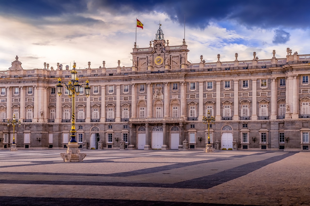 Madrid: Royal Palace morning walking tour with Skip-the-Line Ticket