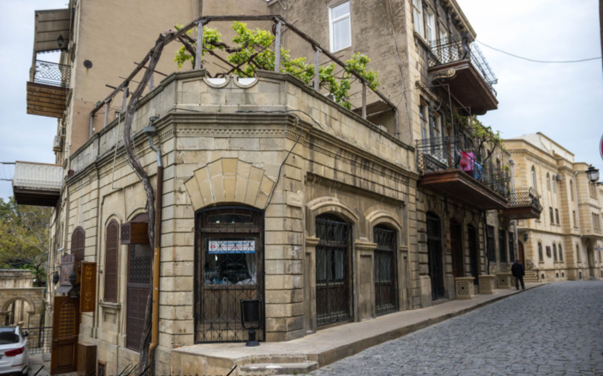 漫步於鵝卵石街道，兩旁盡是藤蔓纏繞的迷人陽台，沉浸在永恆的氛圍中。