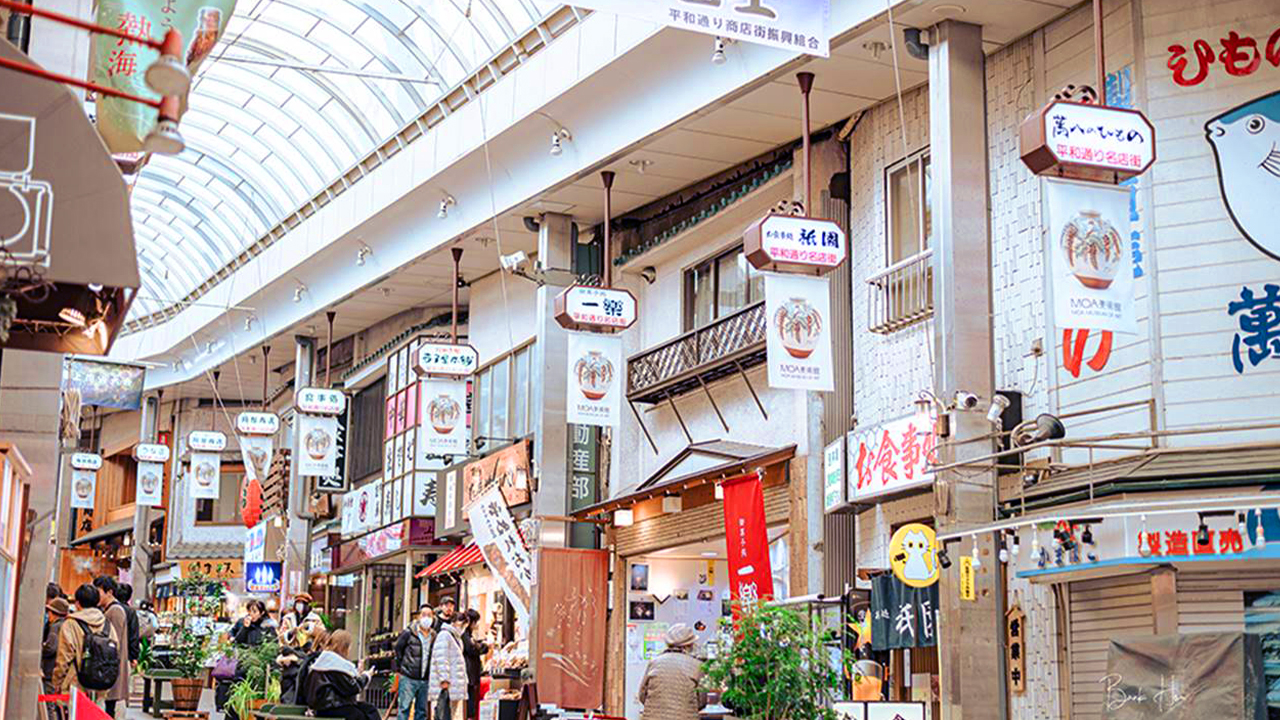 熱海舊銀座商店街，充滿昭和復古風情，彙集當地美食、甜點與特色小店，街道熱鬧溫馨，適合邊逛邊吃，感受地道日式風情。