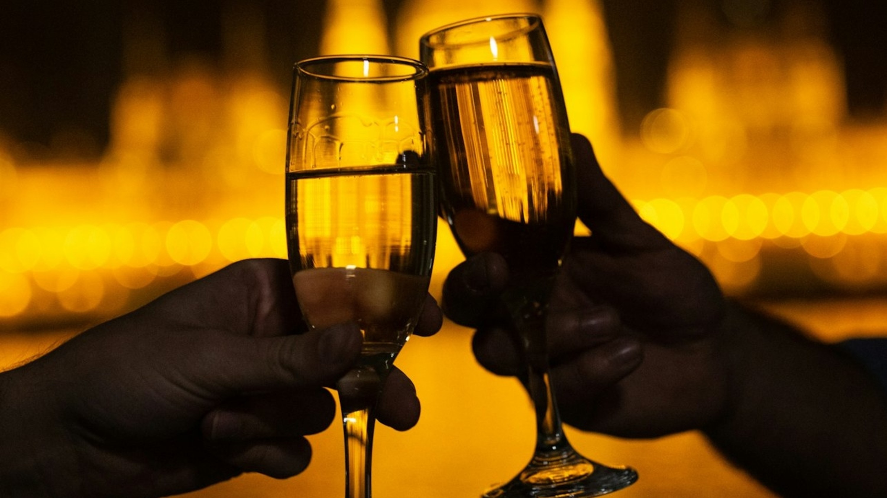 Start your evening with a refreshing welcome drink, setting the tone for elegance