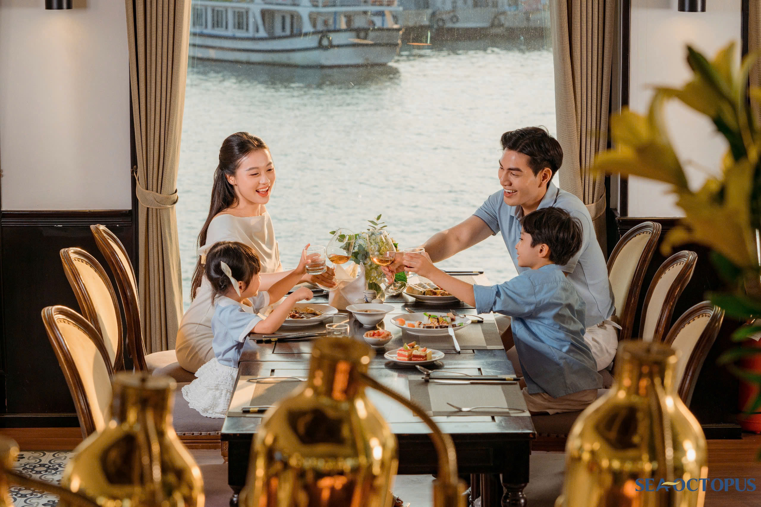 在郵輪餐廳享用海鮮或越南素食 在郵輪餐廳享用海鮮或越南素食