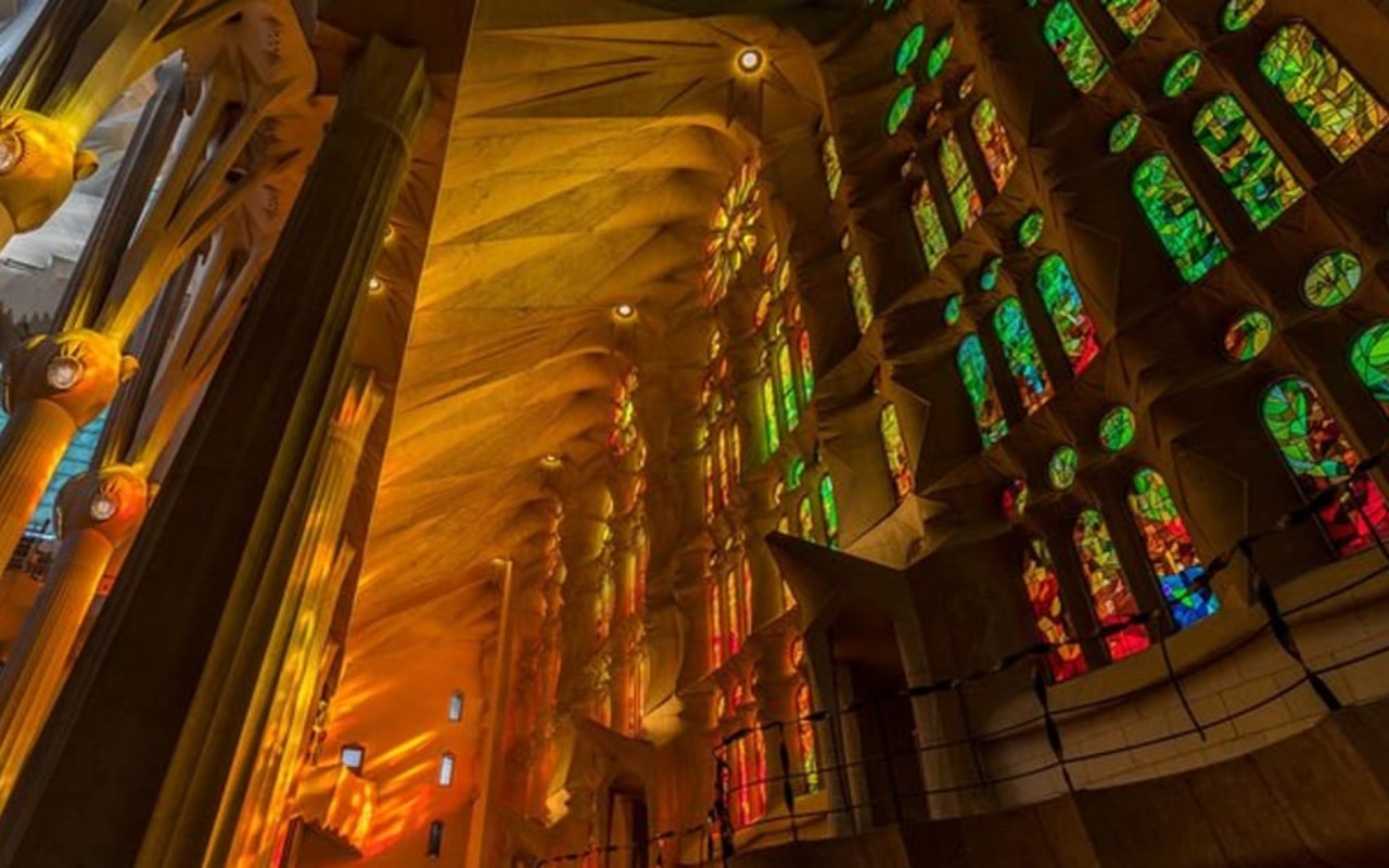 透過免排隊禮遇和專業在地導遊的帶領，探索高第的建築傑作。