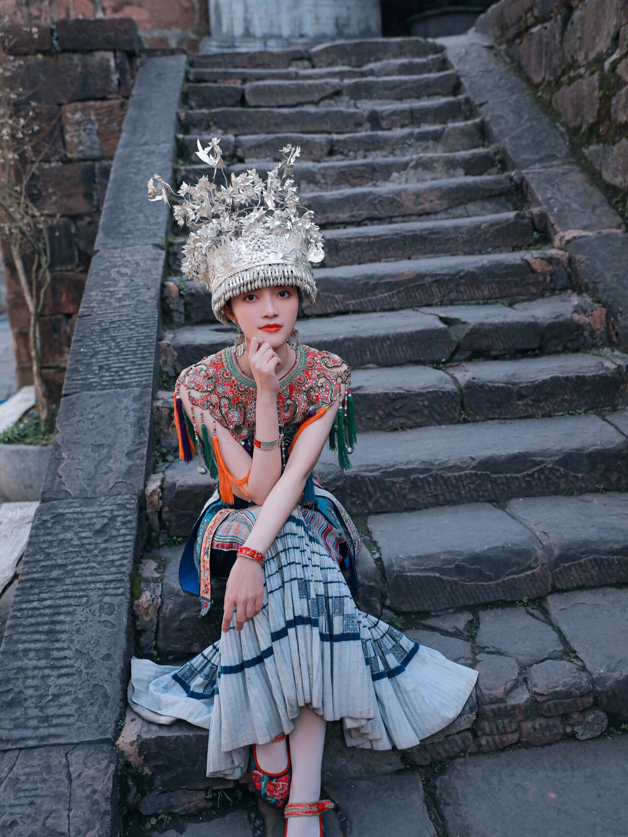 贈送苗服換裝體驗拍照打卡（含體驗區苗服一套，不含頭飾配飾及化妝，贈送項目不退不換不抵扣）