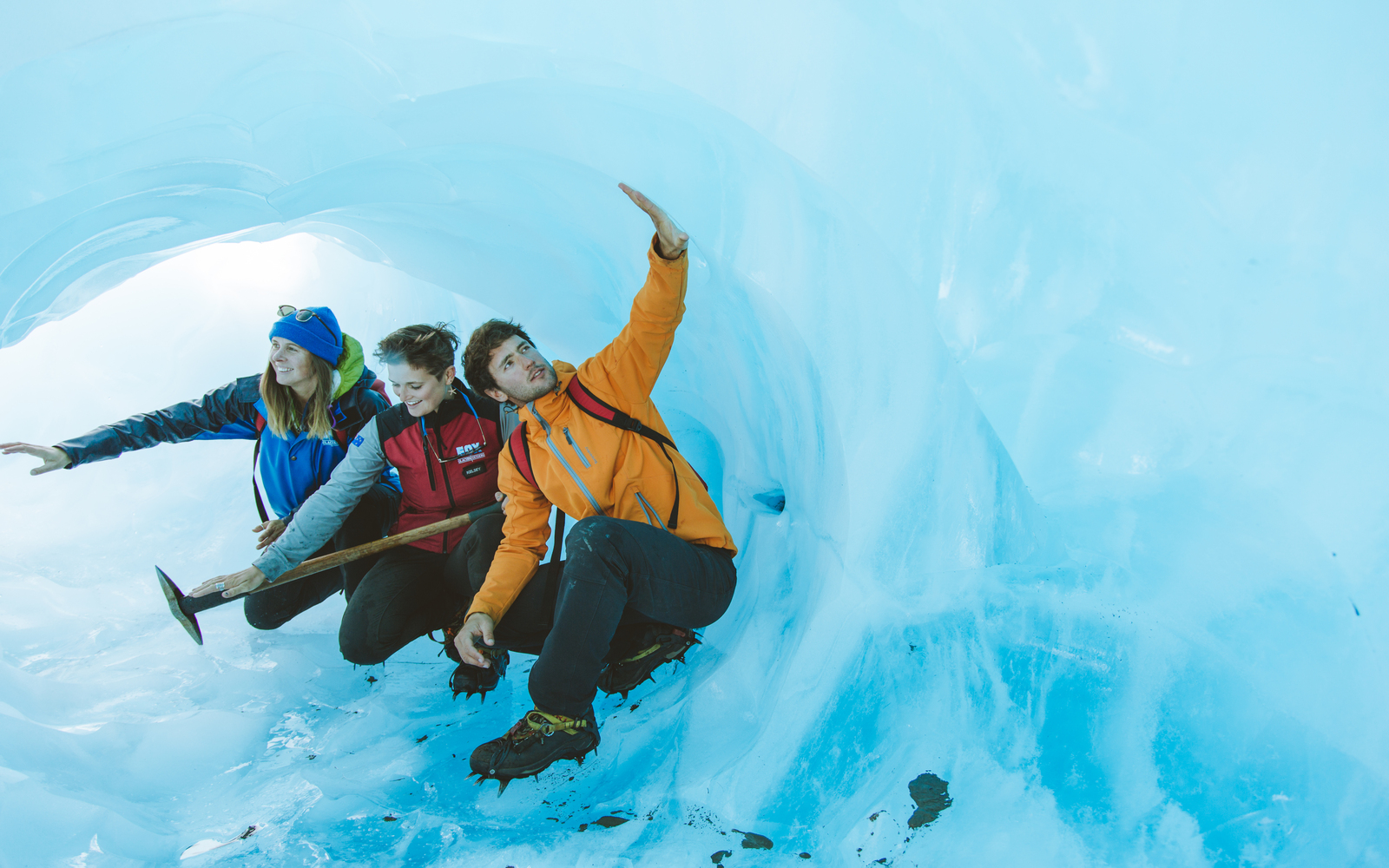 在冰河健行中，穿梭於碧綠色的冰融水池和鋸齒狀的冰層之間，展開一場冒險之旅