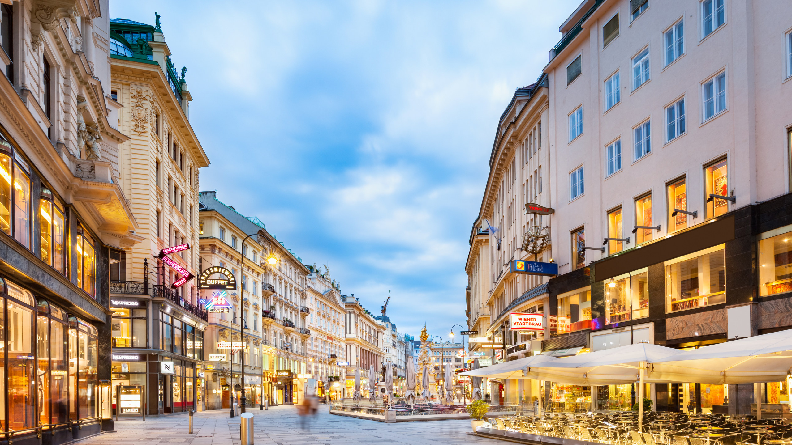 在維也納 (Vienna),探索熙來攘往的格拉本大街 (Graben Street),這裡匯集了歷史地標與優雅商店,充滿活力。 在維也納 (Vienna),探索熙來攘往的格拉本大街 (Graben Street),這裡匯集了歷史地標與優雅商店,充滿活力。