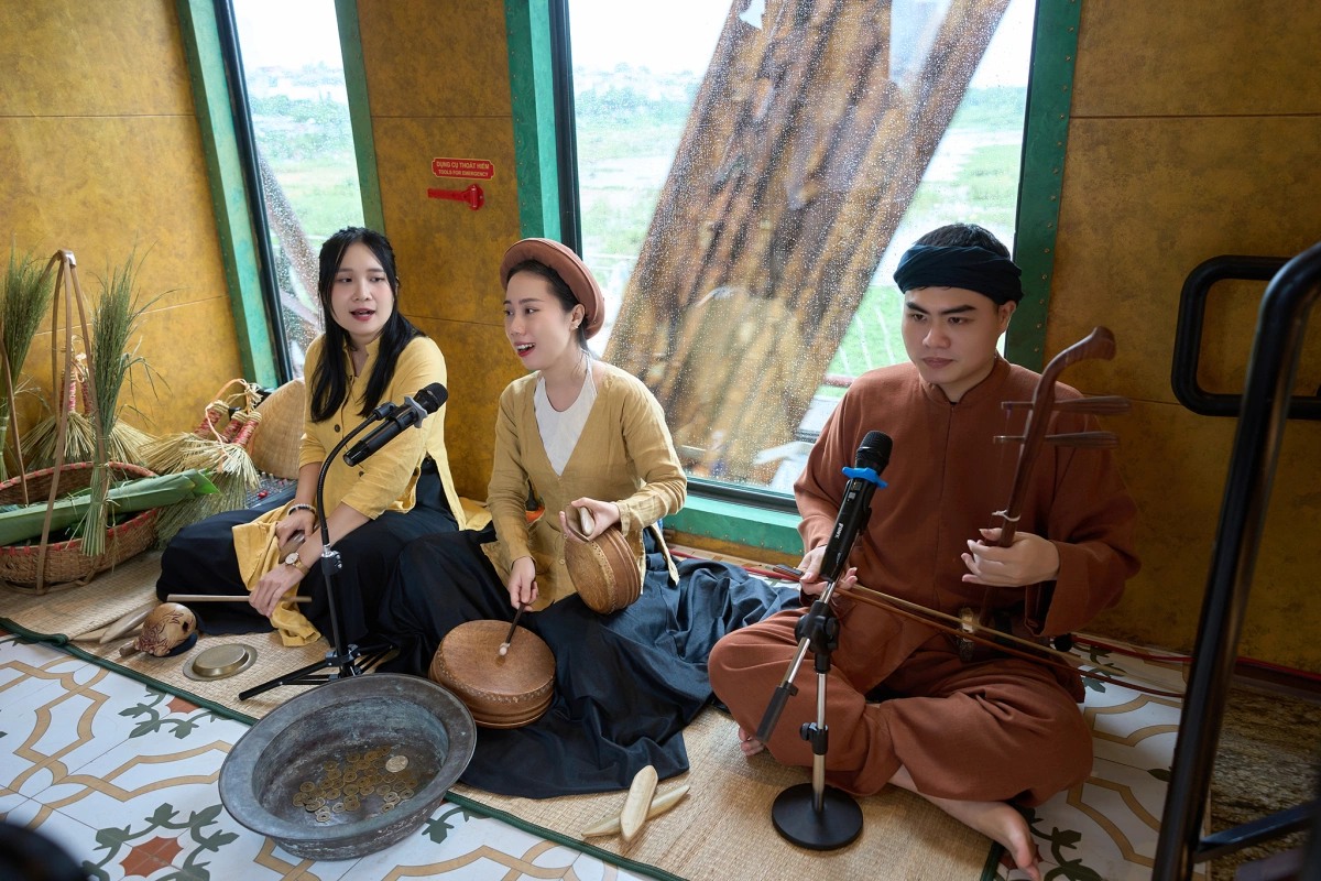 乘客可在船上盡情享受現場演奏的民俗音樂 乘客可在船上盡情享受現場演奏的民俗音樂