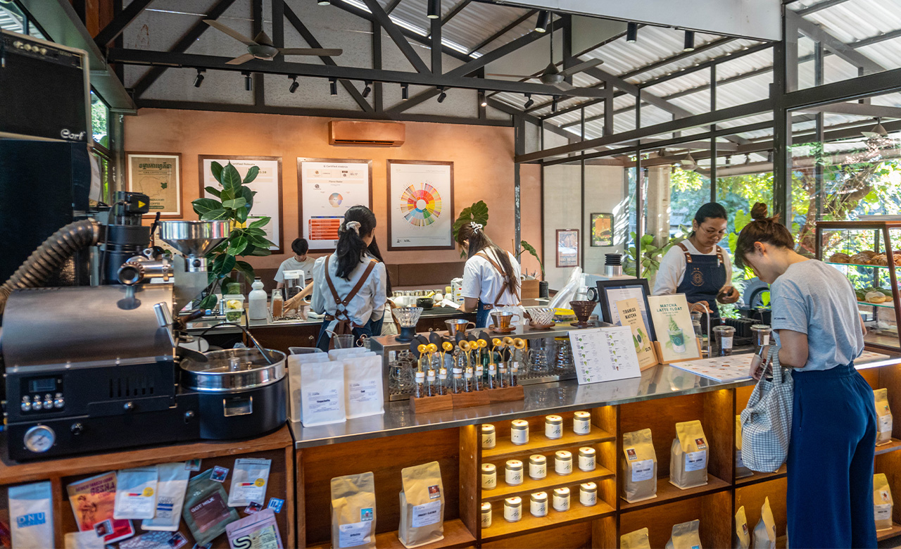 早餐後，前往The Been Embassy享用輕鬆的咖啡時光。在寧靜的環境中品嚐高品質的柬埔寨咖啡，同時瞭解該國日益發展的咖啡文化。