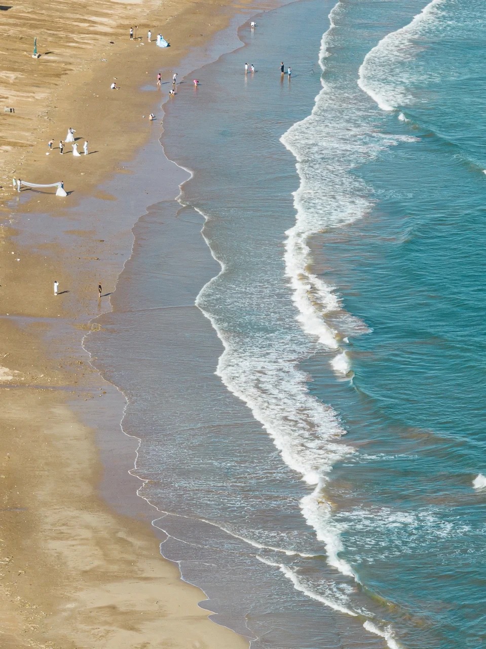 金沙灘景區是青島市黃島區著名旅遊景點，全長3500多米，寬300米，水清灘平，風小浪靜，水色透明，沙細如粉，是沙質細、面積大、風景美的海水浴場之一