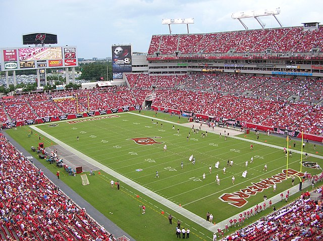 坦帕灣海盜隊（Tampa Bay Buccaneers）在雷蒙德·詹姆斯體育場（Raymond James Stadium）的橄欖球比賽