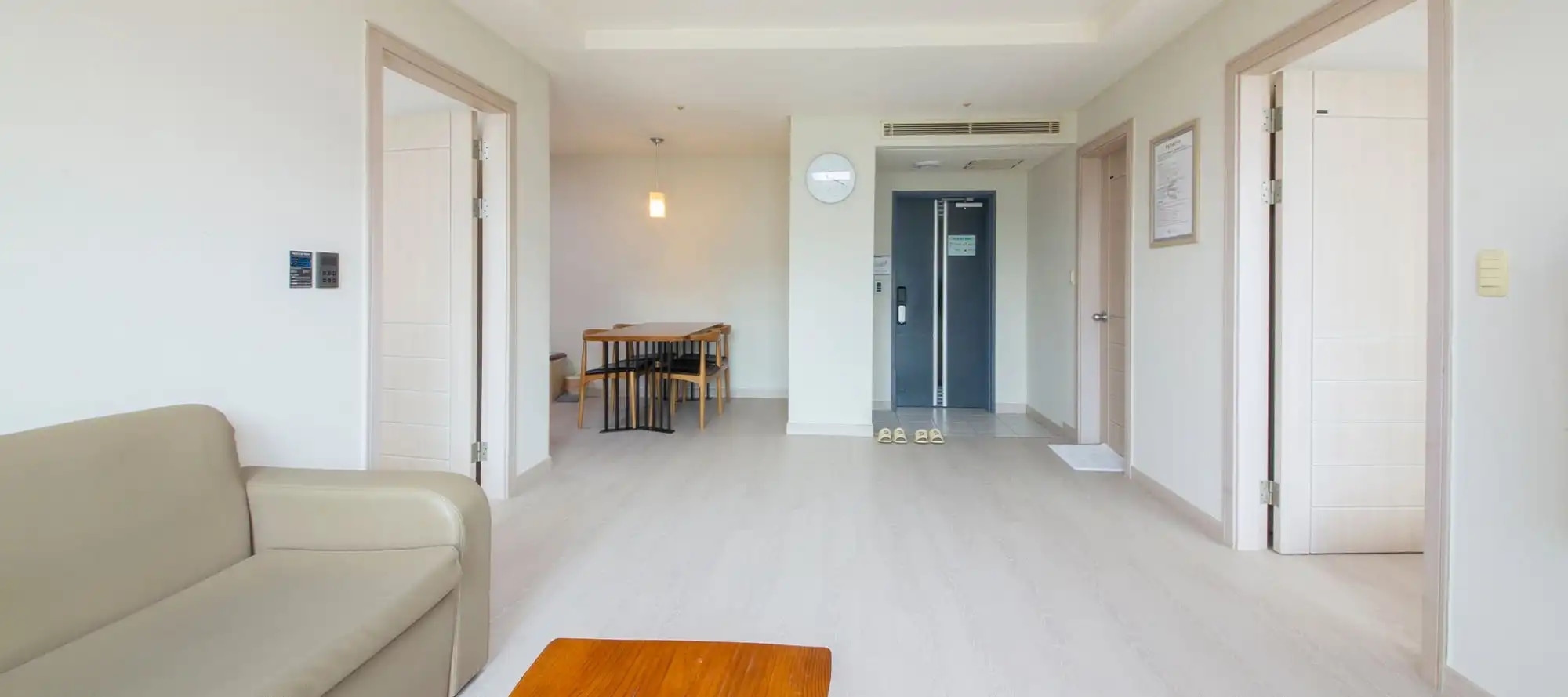 開放式餐廳和廚房區域與客廳相連，非常適合家人或朋友一起享用餐食和交談。