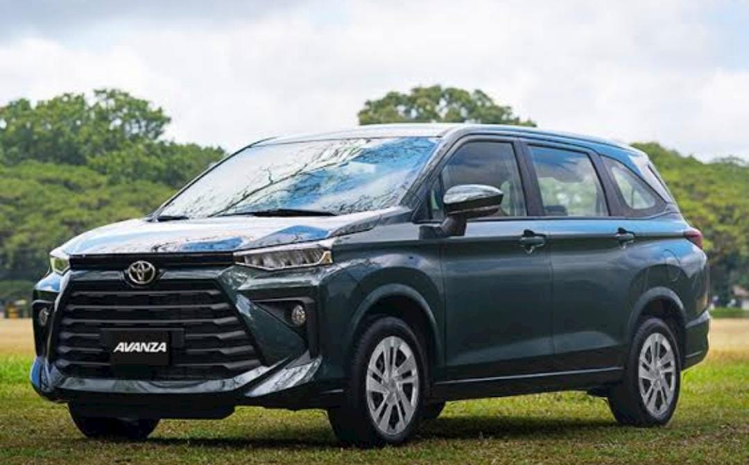 Navigate Lima’s streets efficiently with a private transfer in a Toyota Avanza