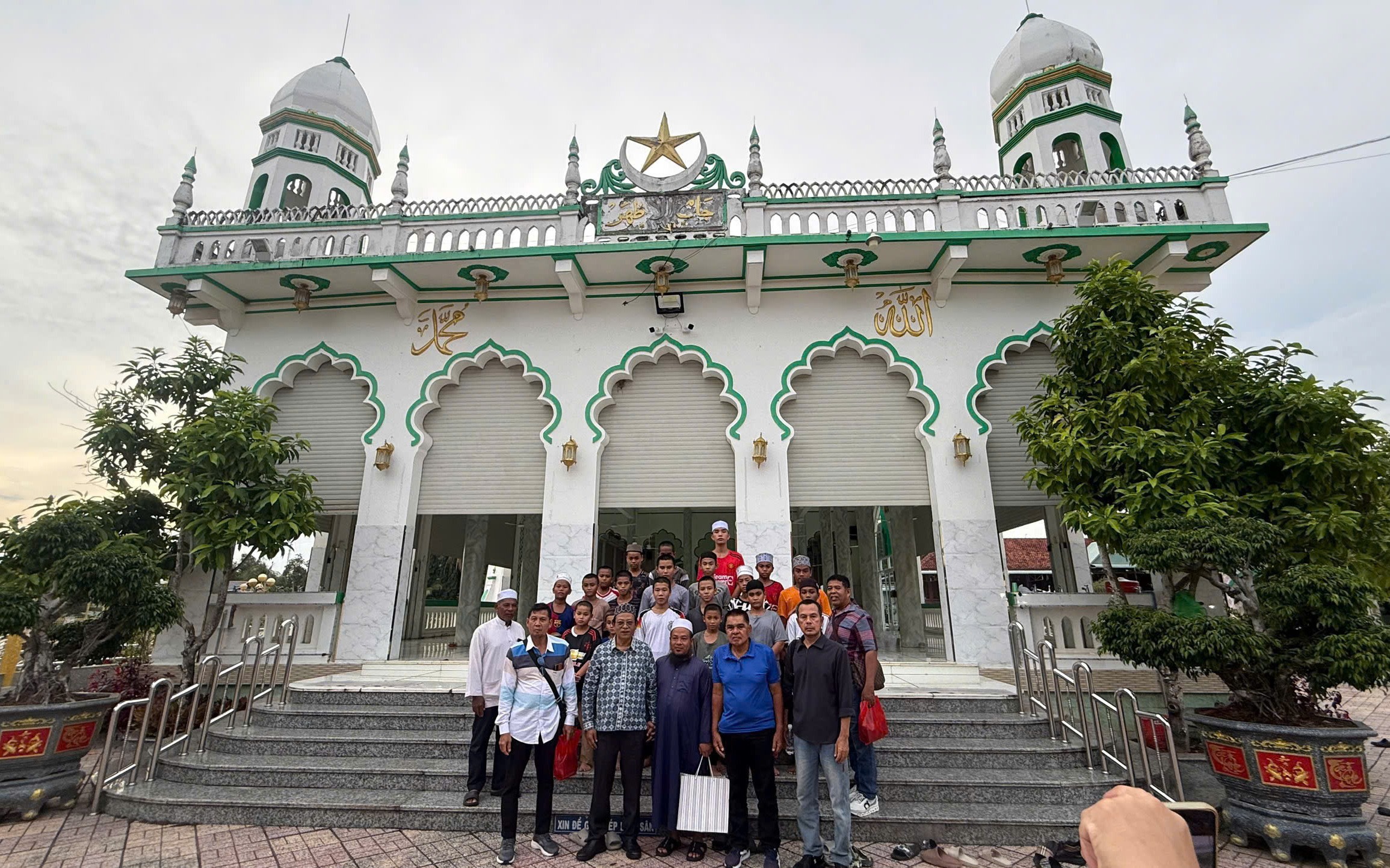 Mekong Cham Village Cultural Tour: Floating Fish Farms, Weaving & Local Cake
