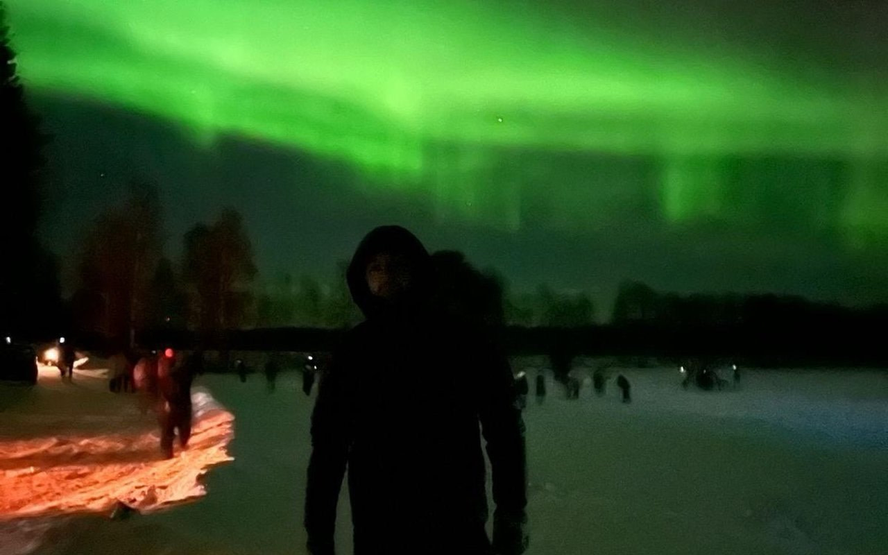 探索寧靜的拉普蘭，漫步於白雪皚皚的森林，並在此小團遊中體驗神奇的極光奇景。