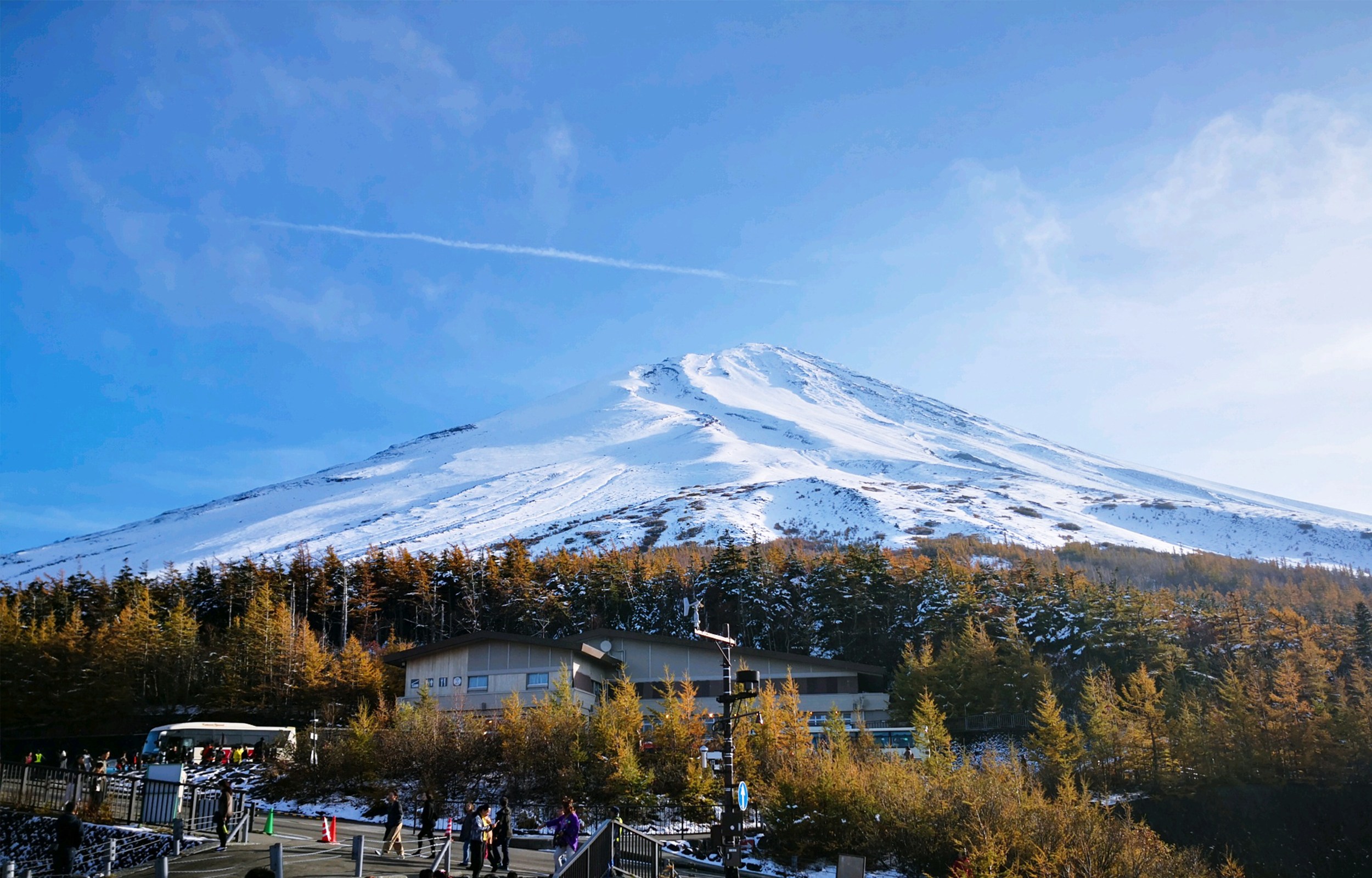 這座日本第一的高山，遠看近看皆有不同意境。在離富士山最近的距離仰視山頂，可感受氣勢磅礡之美