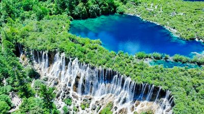 【諾日朗瀑布】270米鈣華巨幕，中國最寬高原瀑布！夏日銀河傾瀉，彩虹橫空；冬日藍冰垂掛，晶瑩剔透。站在觀景臺上，水聲如雷，霧氣撲面而來——一秒穿越《西遊記》片尾，震撼從眼底到心底。