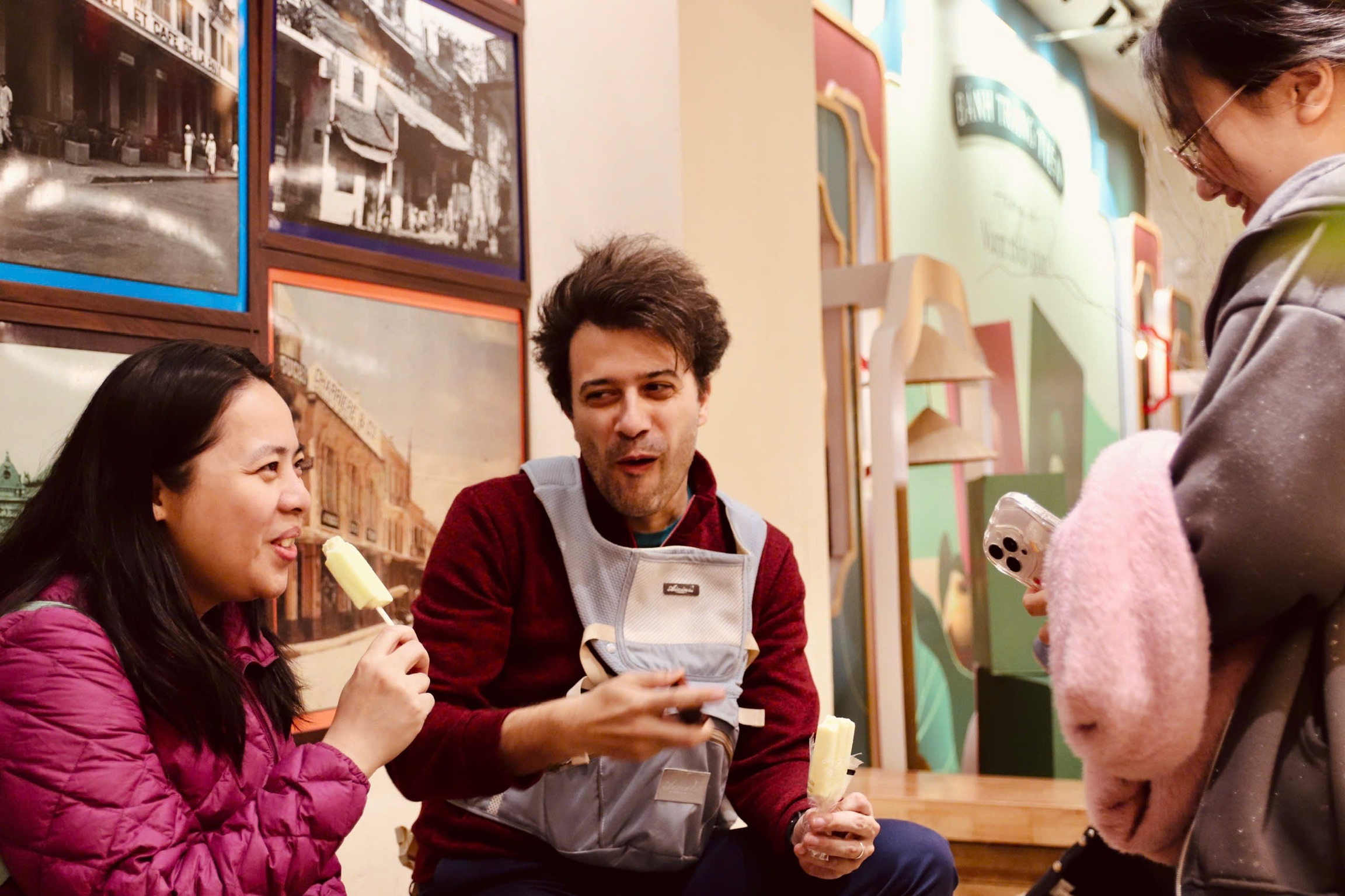 沿途我們將在當地人最愛的「長錢冰淇淋 (Trang Tien Ice Cream)」稍作停留，品嚐甜蜜滋味，接著繼續探索法國區的歷史故事。