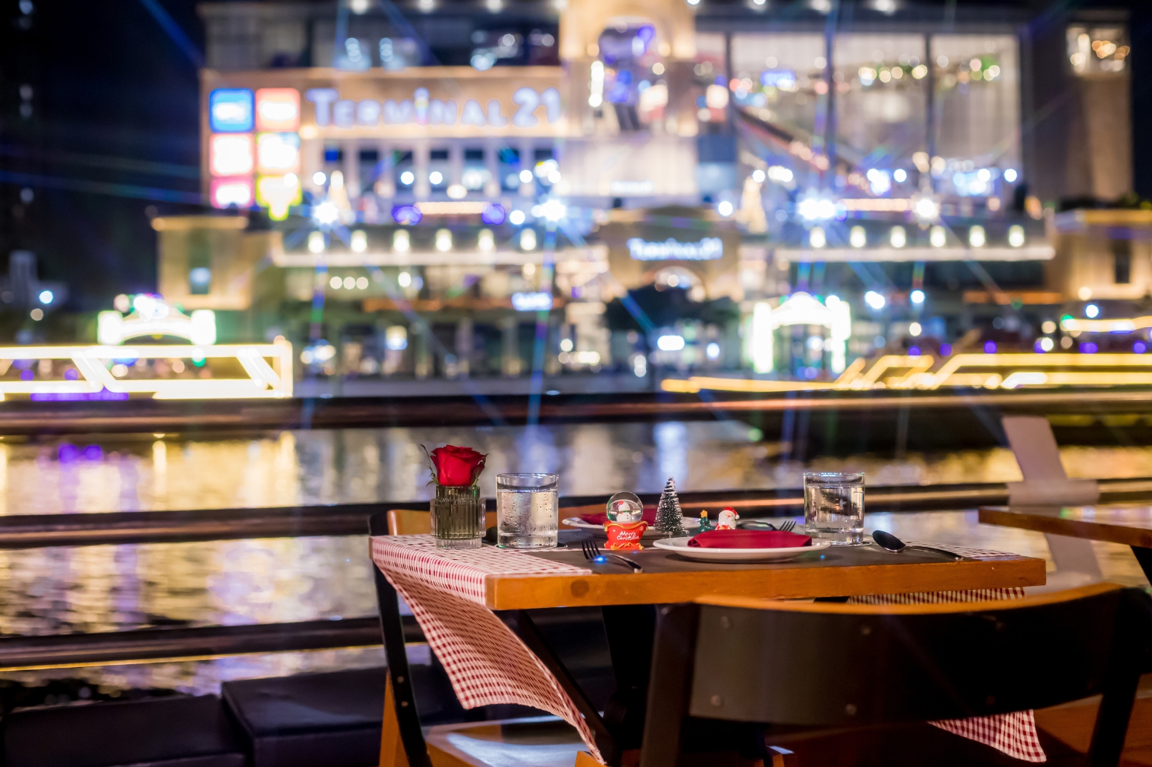 從船上看到的河岸風光真是令人歎為觀止。 從船上看到的河岸風光真是令人歎為觀止。