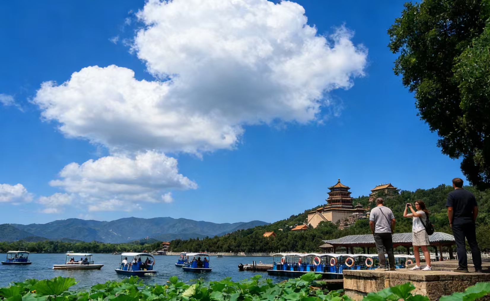 午餐品嚐美味的餃子，感受北方的飲食文化。下午前往頤和園。跟隨導遊從東宮門進入，參觀仁壽殿，這裡是慈禧太后和光緒皇帝聽政的地方，殿內的陳設依然保持著當年的風貌。接著沿著長廊漫步，全長 728 米，上面繪有 14000 餘幅彩畫，內容豐富多樣，有山水風景、人物故事、花鳥魚蟲等，每一幅畫都栩栩如生。之後遊覽昆明湖, 欣賞湖光山色，感受微風拂面的愜意。途徑萬壽山，山上的佛香閣是頤和園的標誌性建築，它建在 20 米高的石造臺基上，站在佛香閣前，俯瞰整個頤和園，彷彿一幅天然的山水畫卷，欣賞這座大型皇家園林的獨特魅力。