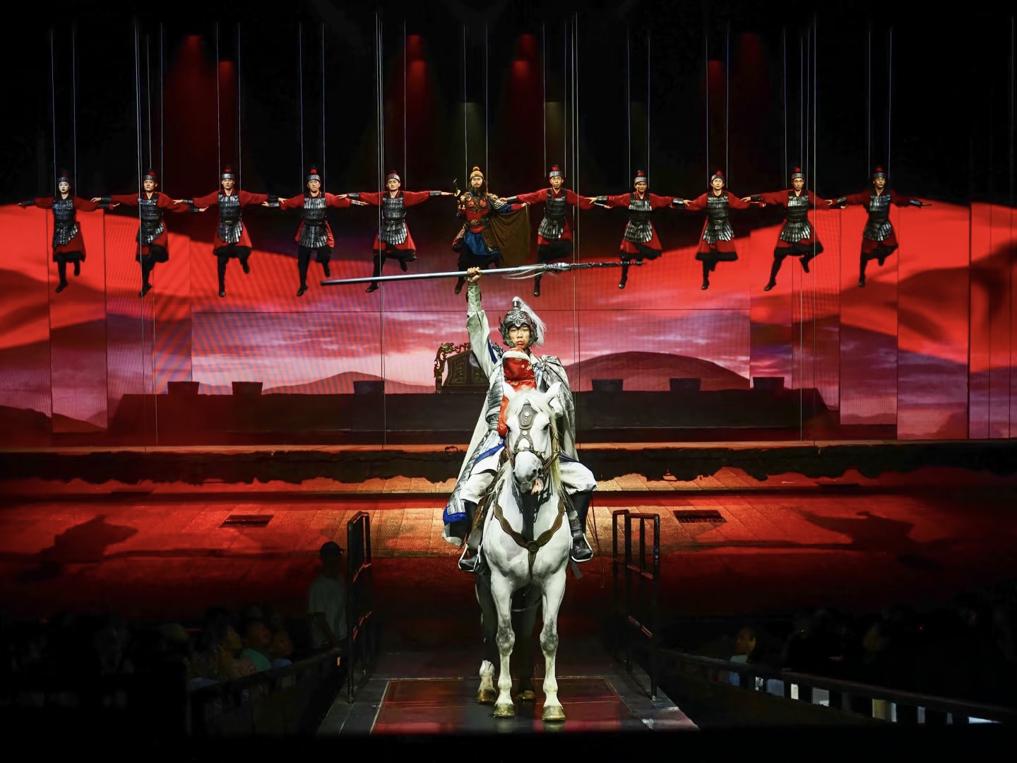 他們手拉手組成鐵血人牆,紅綢獵獵如戰火燎原 他們手拉手組成鐵血人牆,紅綢獵獵如戰火燎原