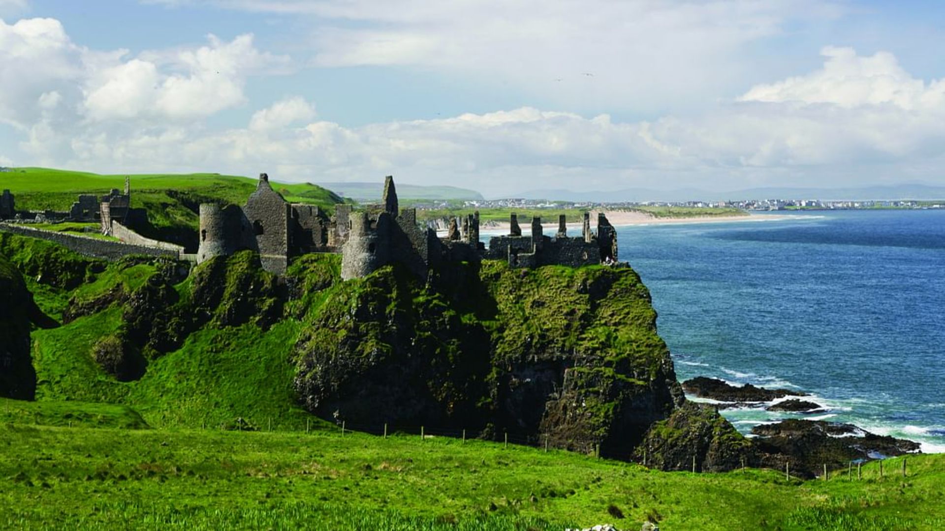 Giant's Causeway and Belfast Titanic Museum Day Tour from Dublin