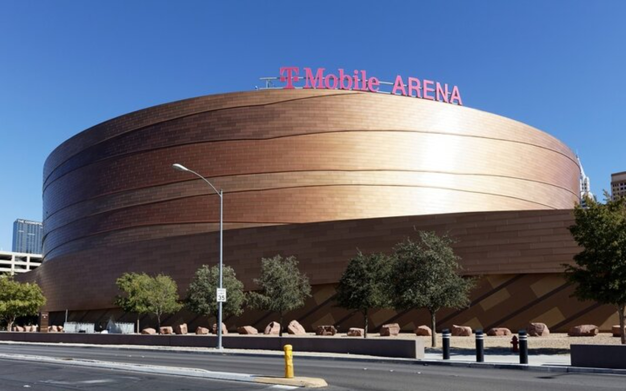 T-Mobile Arena 黃昏外景，映照出拉斯維加斯的興奮與活力。