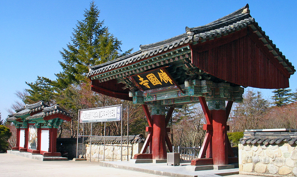 佛國寺 – 慶州聯合國教科文組織世界遺產。佛國寺建於西元 8 世紀新羅王朝時期，擁有令人驚嘆的建築、精緻的石塔和國寶，反映了韓國深厚的文化和精神遺產。