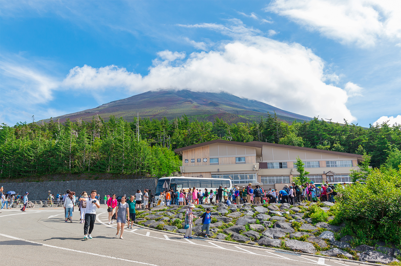 The fifth station is the best place to see the top of Mount Fuji. From here, the top of Mount Fuji seems to be within reach.