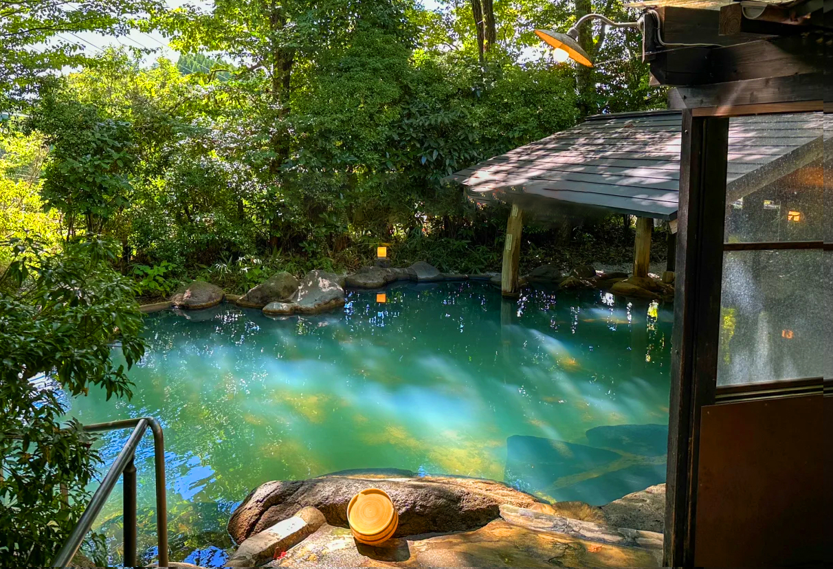 Kurokawa Onsen is a well-known hot spring town in the Aso area, with a quiet environment that is perfect for relaxing and soaking in the hot springs.