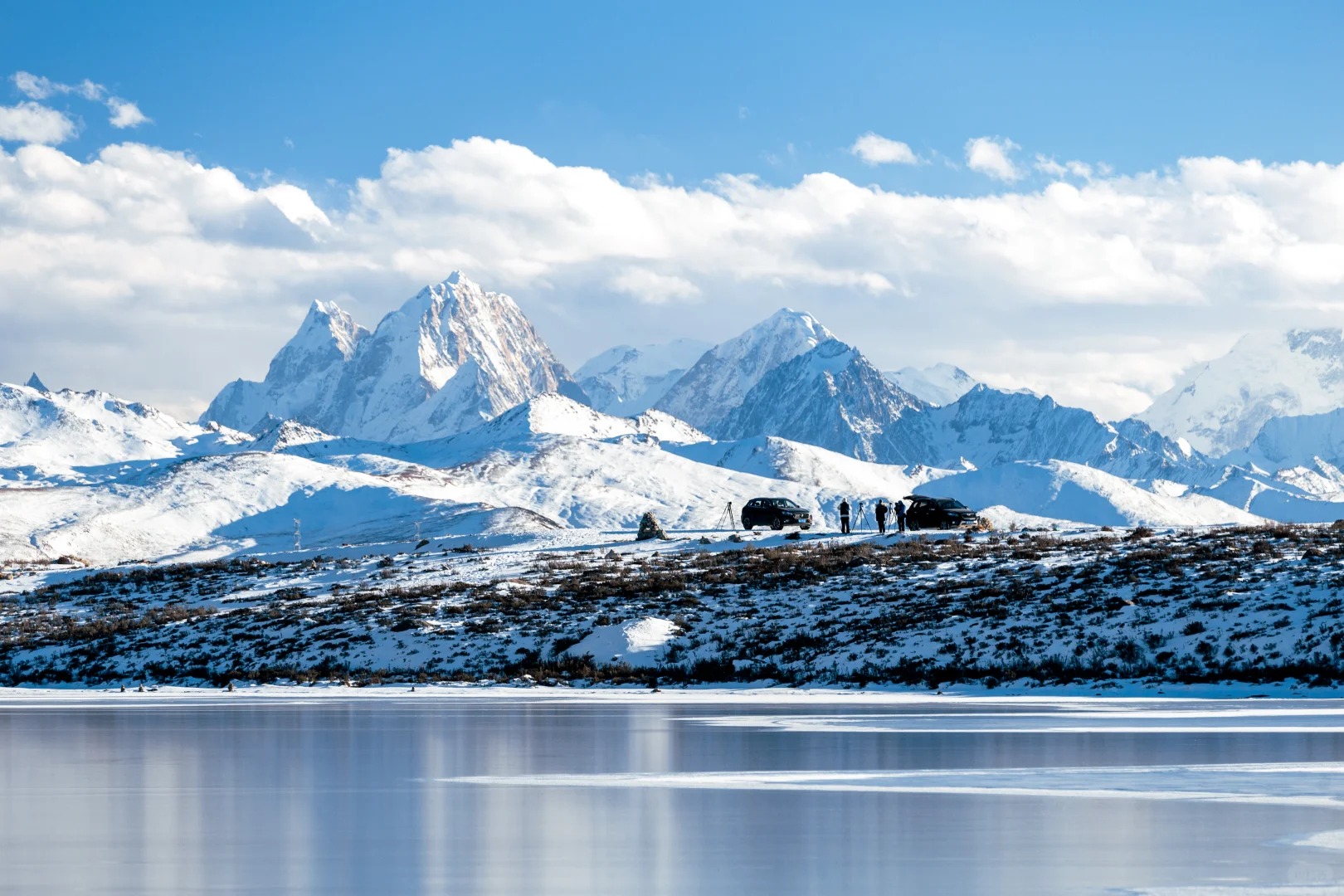 以高山草甸和海子為主，湖水清澈見底，湖中有魚群遊弋，湖岸棲息著高山黃鴨等珍稀野生動物。春夏之交，這裡花海繽紛，深秋時節，紅葉絢爛，宛如童話世界