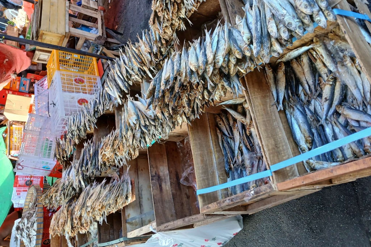 探索市場的傳統風情，這裡有成箱的鹹魚和魚乾，是當地獨有的美味佳餚。