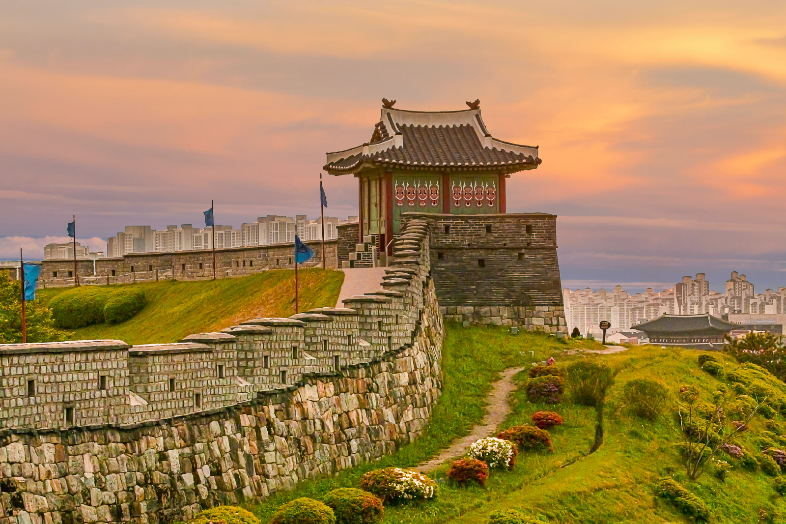 距離首爾僅一小時路程，這座令人印象深刻的堡壘展現了傳統韓國建築之美和獨創性，將傳統、文化和風景如畫的景觀獨特地融合在一起。