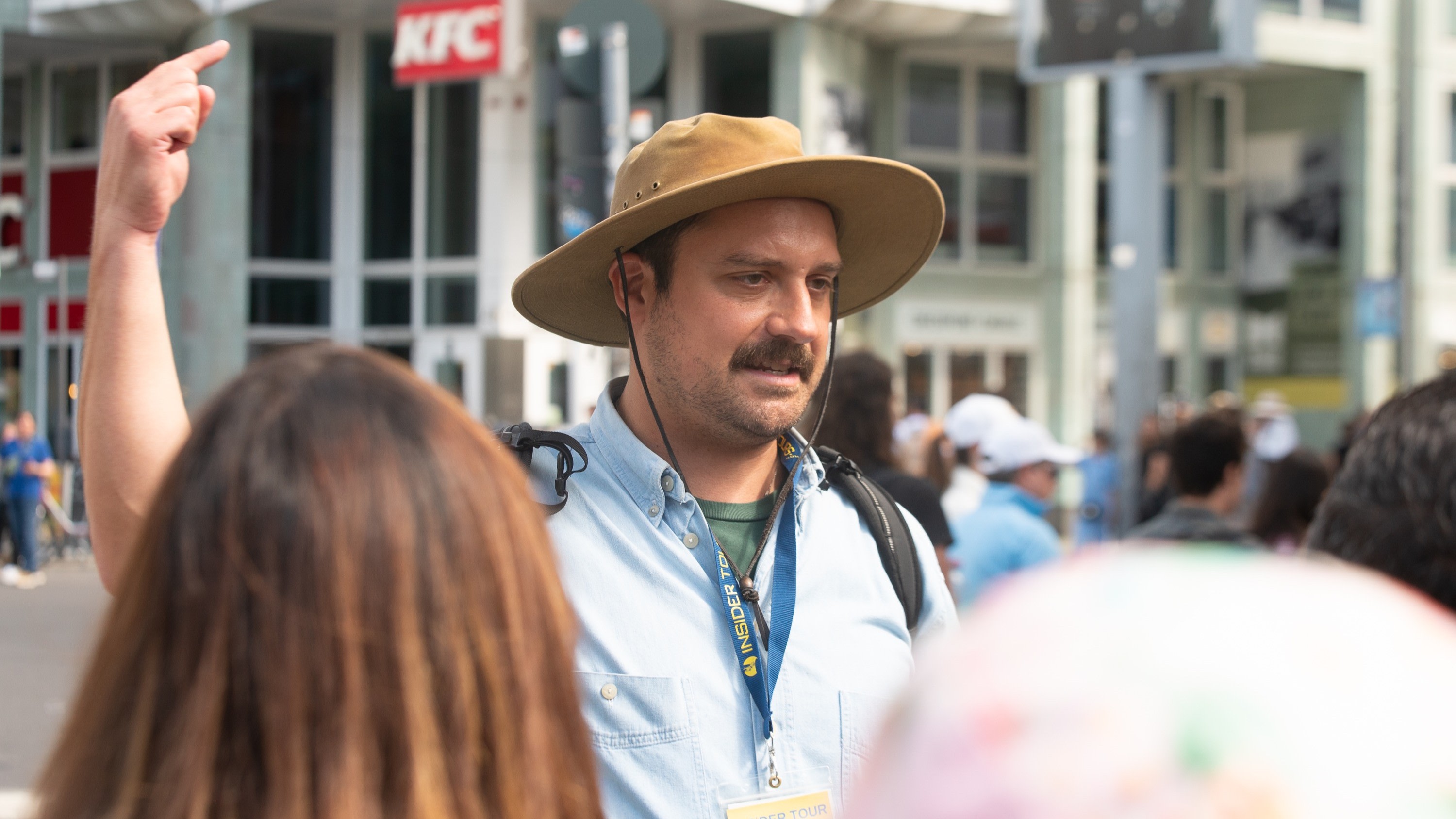 專業導遊將在查理檢查哨，為您生動講述柏林充滿活力的歷史故事，帶您穿越時空！